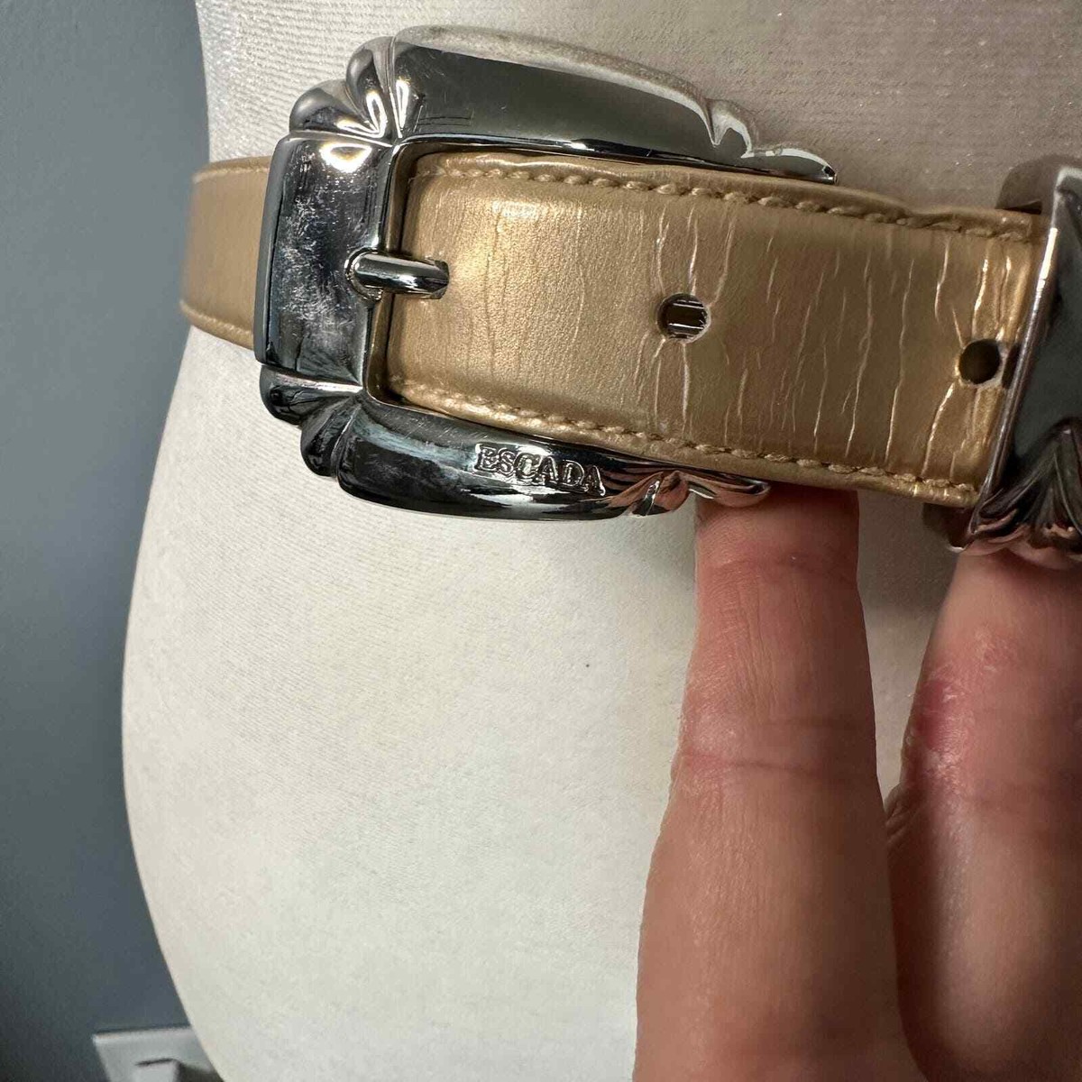 Escada leather belt, size 40 Escada Vintage Black Leather Heart Belt For Sale at 1stDibs  main image 4