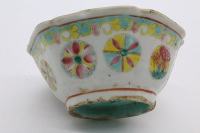 Qianlong 19th Century Famille Rose Porcelain Bowl Floral Motifs