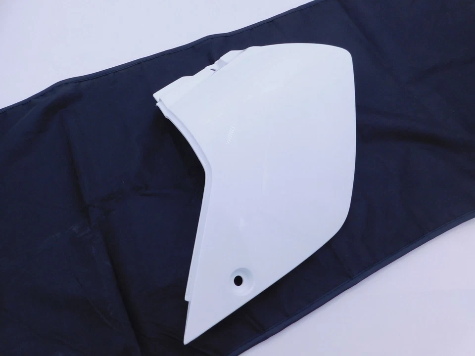 NEW OEM SUZUKI DRZ400S SM 2007-2021 LEFT SIDE COVER WHITE 47211-29FC0-30H - Image 2 of 4