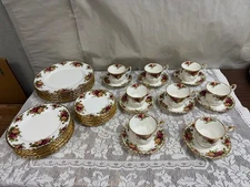 40 Pieces - Royal Albert Old Country Roses - 5 Piece Place Setting, Set of 8
