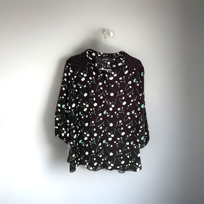 Torrid Floral Dandelion Blouse Top button Eyelet Pullover Size 2 18/20 Black EUC