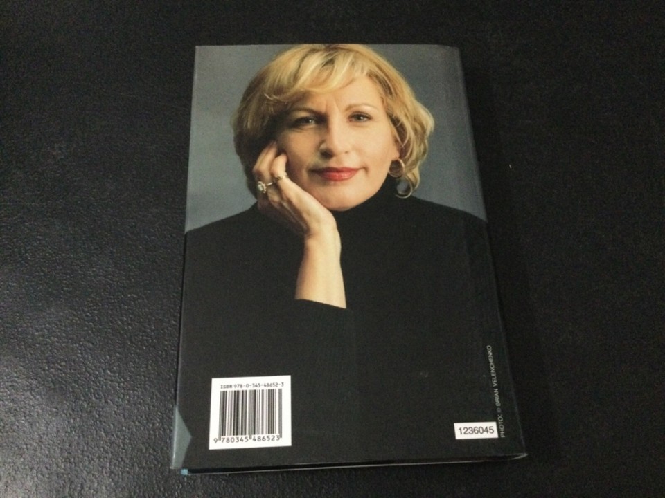 Up Close And Dangerous by Linda Howard 2007 HC/DJ BCE