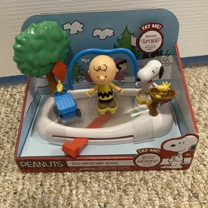 Peanuts Ice-Skating Rink Playset Snoopy, Charlie Brown & Woodstock New In Box
