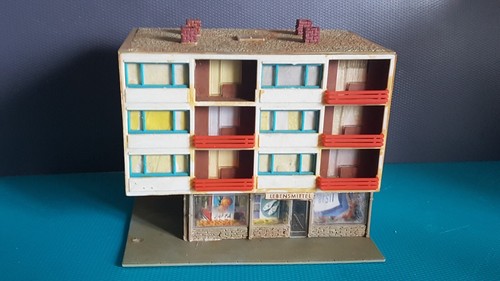 PALAZZO CONDOMINIO MODERNO CON NEGOZI KIBRI 110x80x95mm SCALA N PLZ 0010 | Zustand: Usato