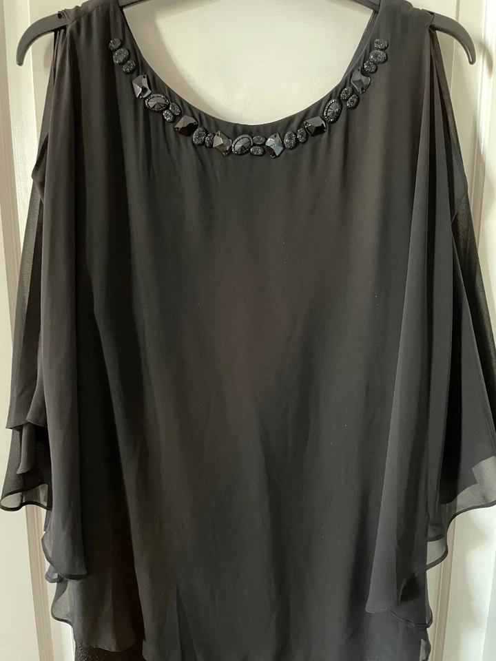 Vestido formal/de fiesta negro con cuello adornado con capelet de gasa talla 20W AGB para mujer Foto 3 de 4