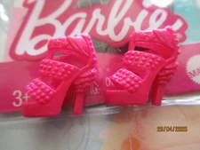 BARBIE DOLL / PAIR OF SHOES: BOOTS, PUMPS ....... (2910)