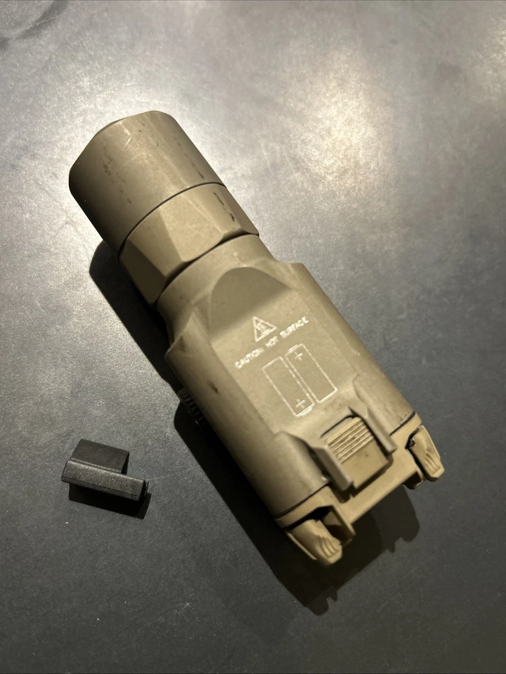 Luz LED para arma Surefire X300U-B ultra alta salida 1000 lúmenes - negra Foto 2 de 4