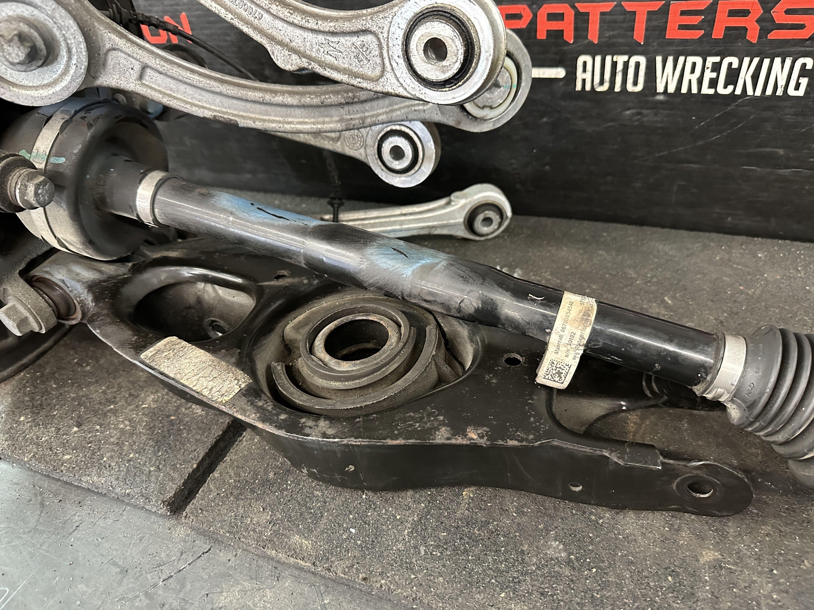 14-17 MASERATI GHIBLI REAR DRIVER LEFT KNEE SPINDLE KNUCKLE AXLE STUB HUB