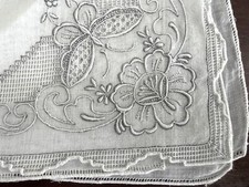 VINTAGE 1950s BRODE MAIN WHITE HANKY BUTTERFLY FLORALS PUNCH WORK NEW LOVELY