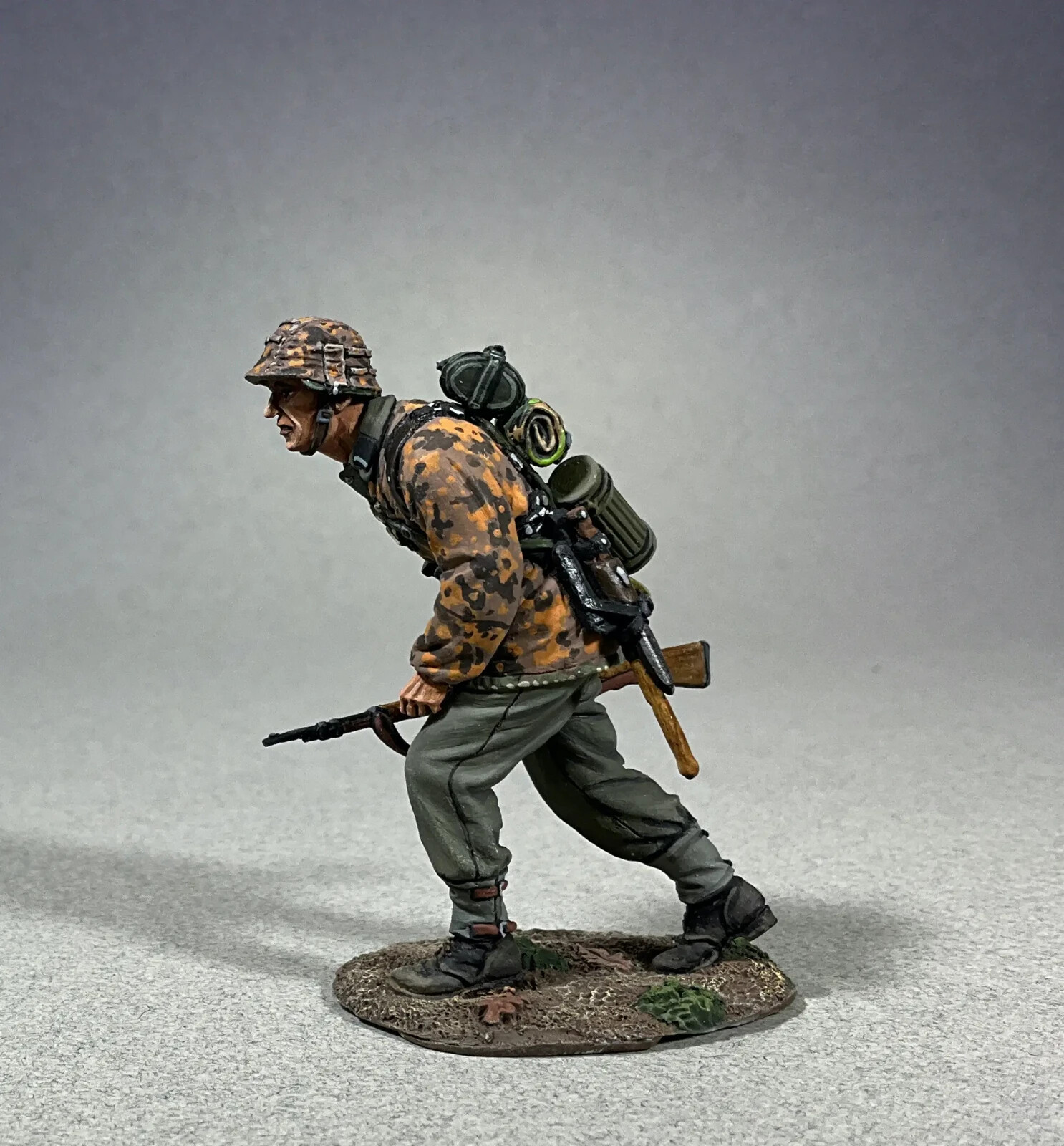 BRITAINS SOLDIERS 25131 - Waffen German Grenadier Advancing K98 Diecast Figure