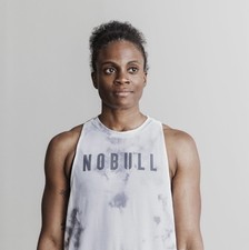 NUEVO CON ETIQUETAS NOBULL Mujer Espalda Corredora Cuello Alto Camiseta Grande Blanco Nube Gris Tinte por Inmersión