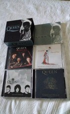Cofanetto 4 CD + Booklet Queen & Freddie Mercury – The Definitive Collection