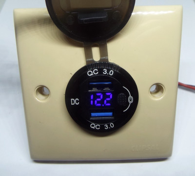 Wohnwagen Wohnmobil Clipsal beige Platte mit 2xQC Steckdosen Voltmeter und Schalter