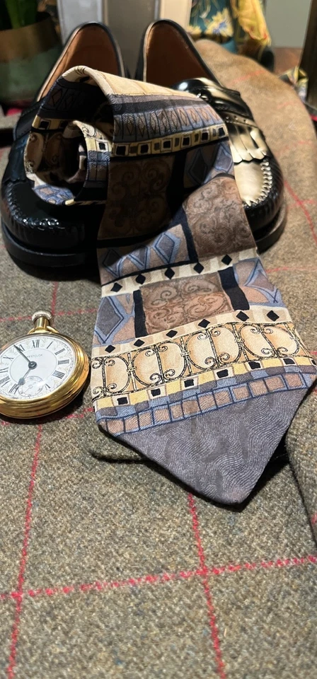 NOVA GRAVATA GEOMÉTRICA MASCULINA BACHRACH SEDA MARROM ESCURO AZUL E DOURADA - Imagem 3 de 4