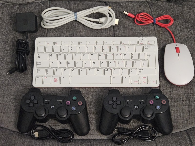 Retropie! Raspberry Pi 400 Mini Gaming Console! 2x Wireless Control Pads 128gb