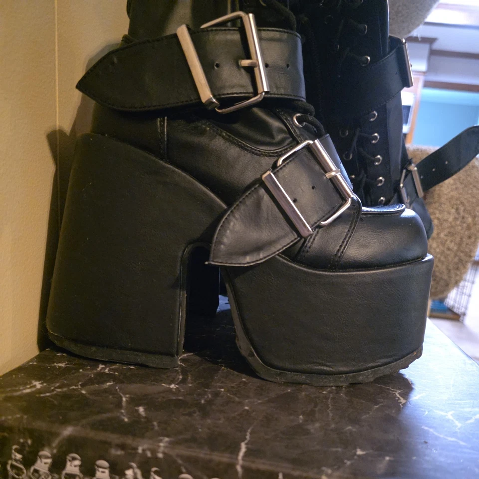 Botas com cadarço Demonia CAMEL-305 altura da coxa, preto, salto robusto 5", tamanho 7 - Imagem 2 de 3