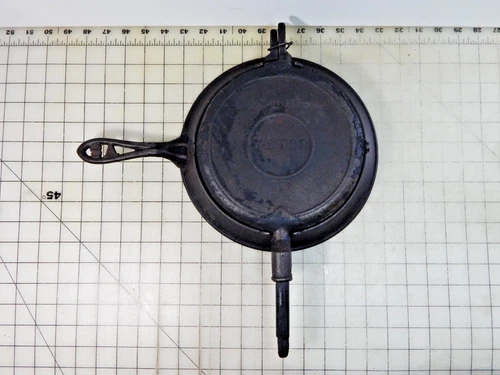 Rare Griswold Victor Cast Iron Waffle Maker No.8 984 Wood Handle, V8 script Base