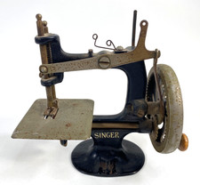 1910s SINGER CHILD'S MINI SEWING MACHINE antique functional working toy MODEL 20