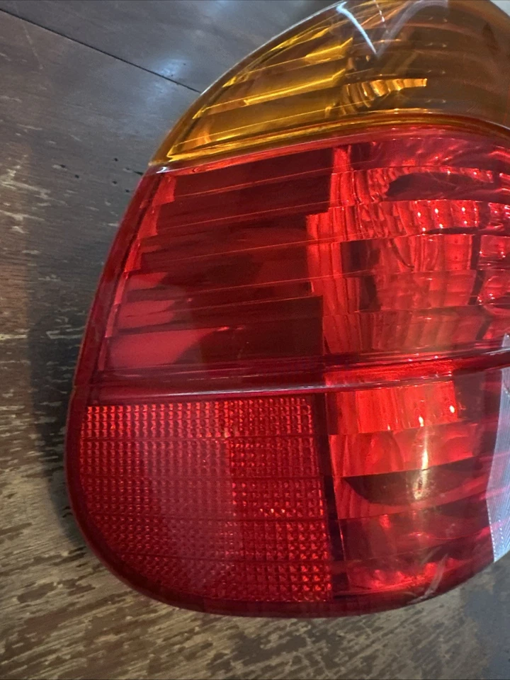 1995-2001 BMW 740i/740iL LUZ TRASEIRA LATERAL ESQUERDA DO MOTORISTA FABRICANTE DE EQUIPAMENTO ORIGINAL. U - Imagem 2 de 4