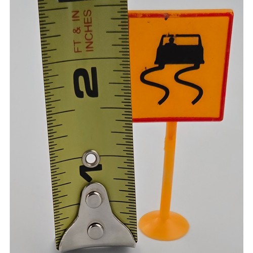 Slippery When Wet Spielzeug Straßenschild zum Spielen Basteln oder Gestalten 2,25 cm groß - Bild 6 von 7
