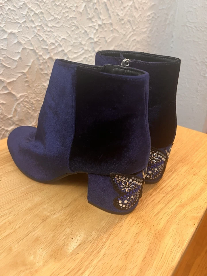 Botines al tobillo Lilien Edman azul terciopelo estrás tacón mariposa para mujer talla 8” Foto 2 de 4