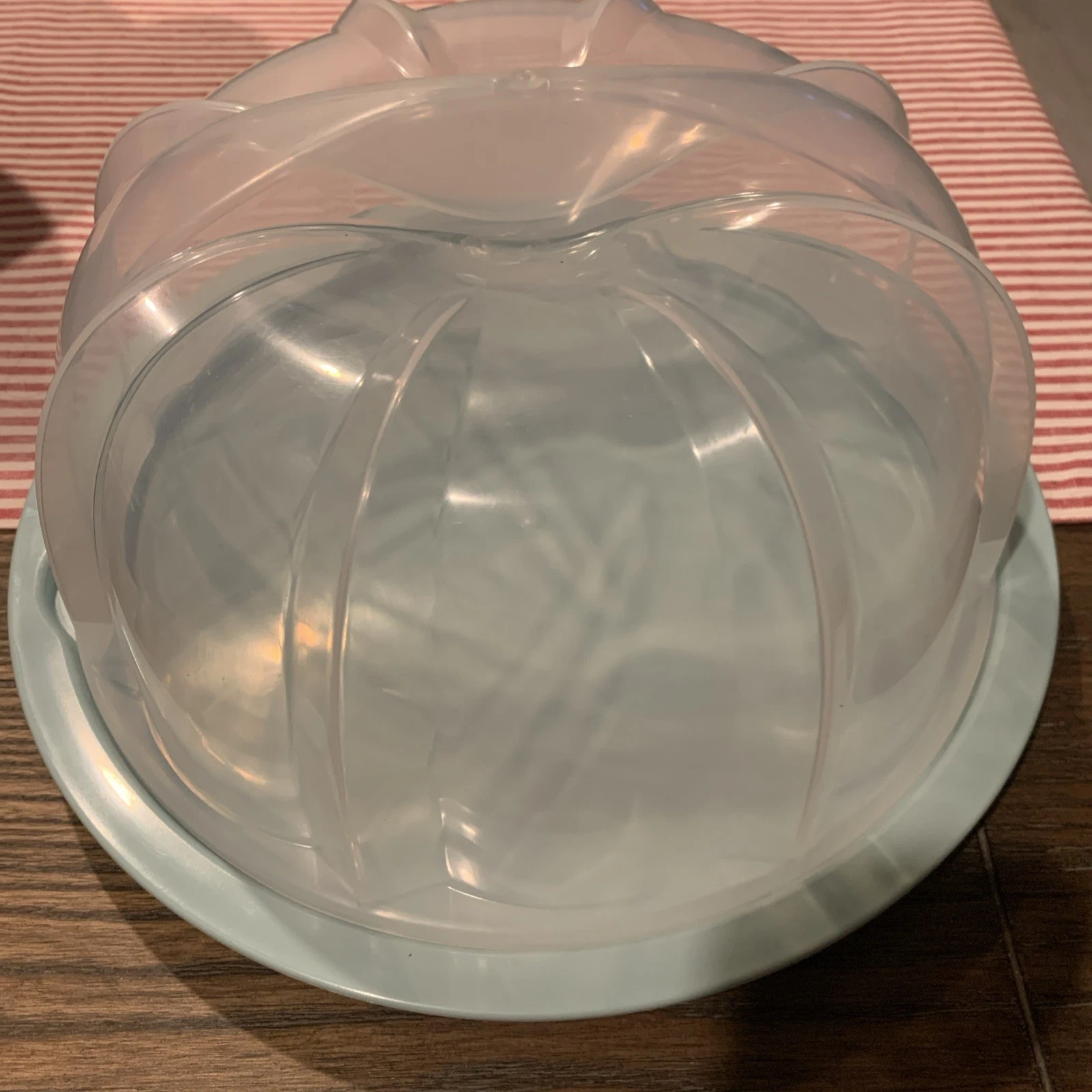 Nordic Ware Classic 12 Cup Bundt Pan with Twist-to-Lock Cake Keeper Carrier