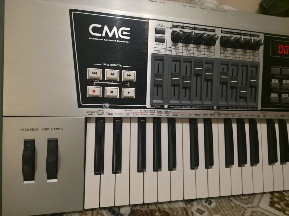 CME Uf60 MIDI Controller Keyboard - Image 2 of 4