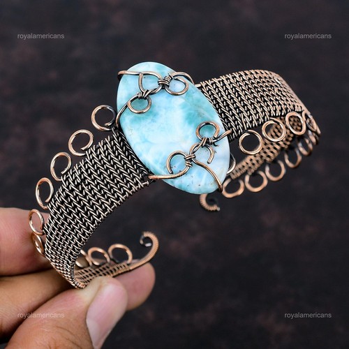 Brazalete retorcido madre envoltura de alambre chakra garganta piedras preciosas Larimar de cobre - Imagen 3 de 8