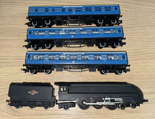 HORNBY TRIANG OO CORONATION CLASS  R864 4-6-2 BR "BLACK KNIGHT" & 3 COACHES
