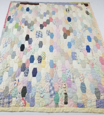Vintage Handarbeit schöner ''Sechseck Patchwork'' bunter Quilt 76x60 cm