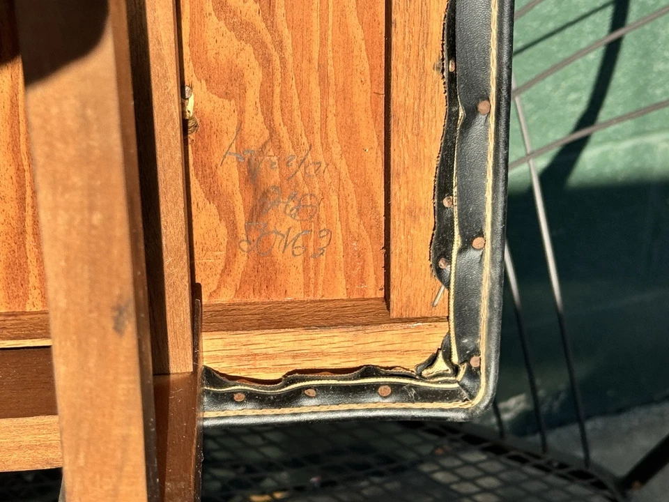 Banco de vinilo acolchado moderno Murphy Miller Mid Century patas de nogal EE. UU. Foto 4 de 4