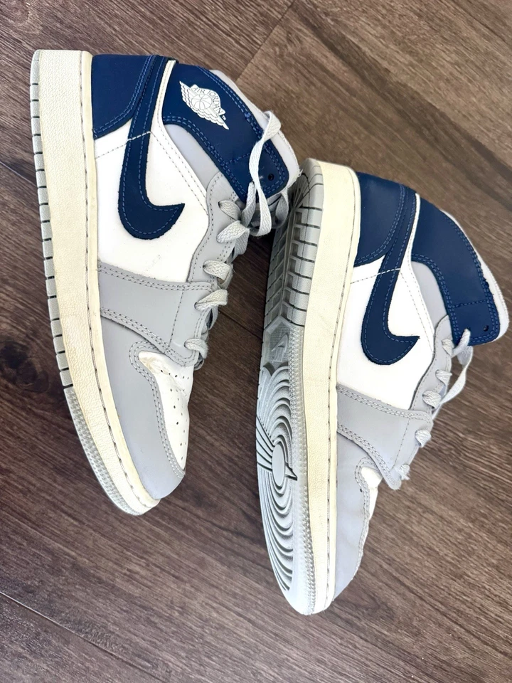 Nike Air Jordan 1 Mid White Wolf Grey Navy Size 5.5Y - Image 2 of 4