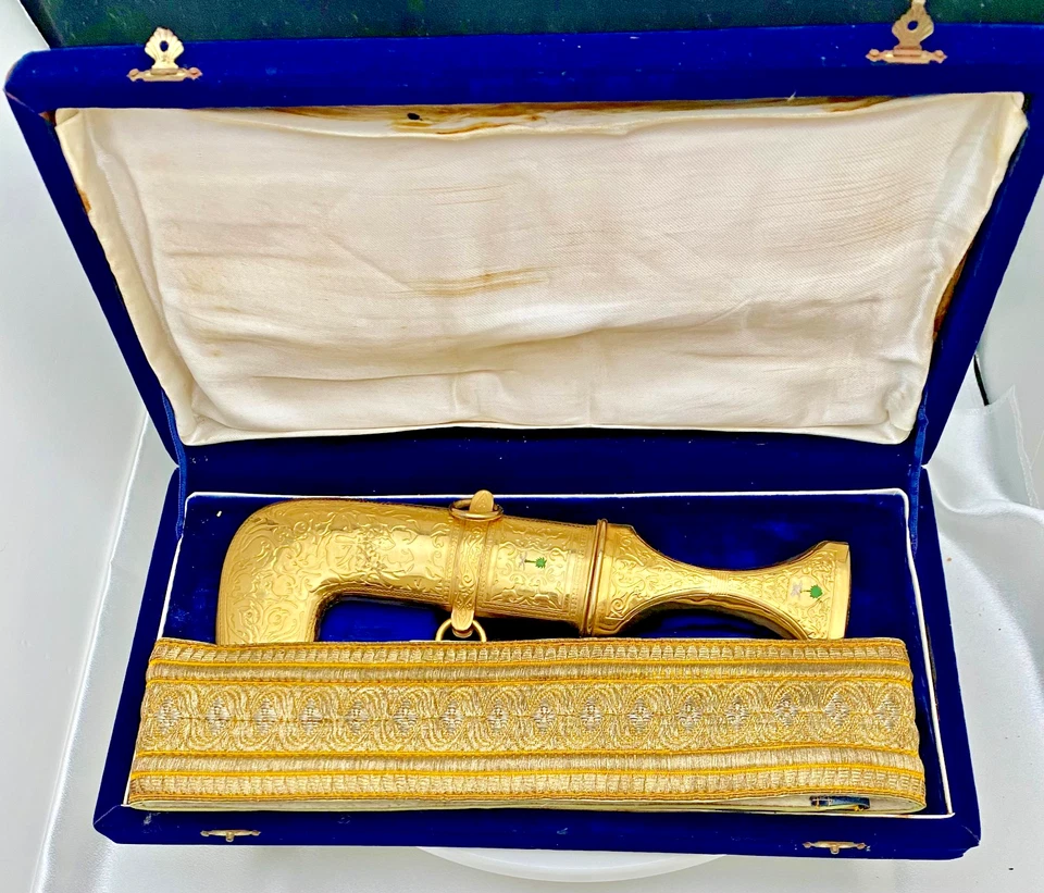 САУДОВСКИЙ АРАБСКИЙ ПОЗОЛОЧЕННЫЙ ГАЛЬВАНИЧЕСКИЙ КИНЖАЛ JAMBIYA 11 ДЮЙМОВ, ВЫШИТЫЙ ПОЯС, РОСКОШНАЯ КОРОБКА, очень хорошее состояние - Изображение 2 из 4