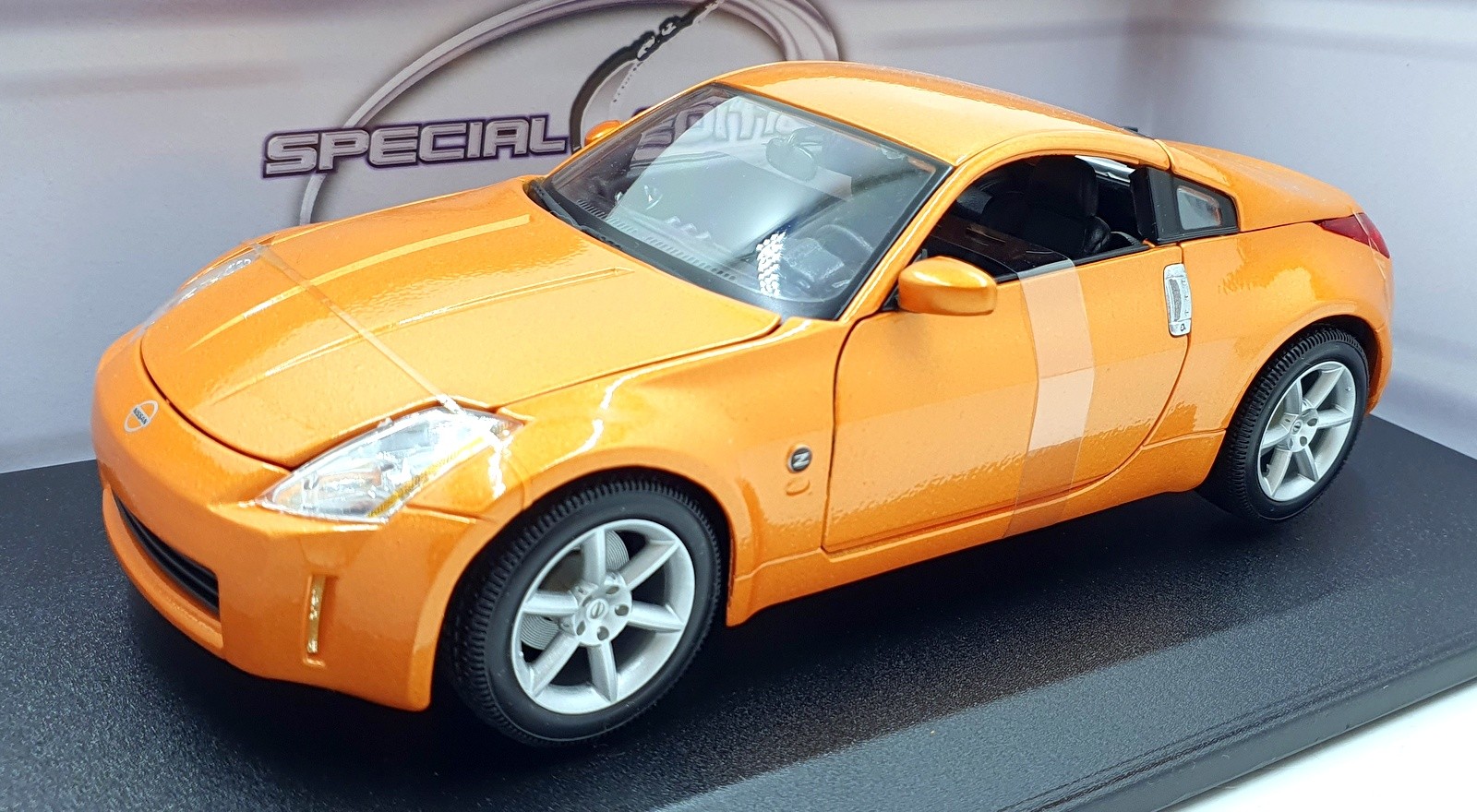 Maisto 1/18 Scale Diecast 31672 - Nissan 350Z - Orange Metallic