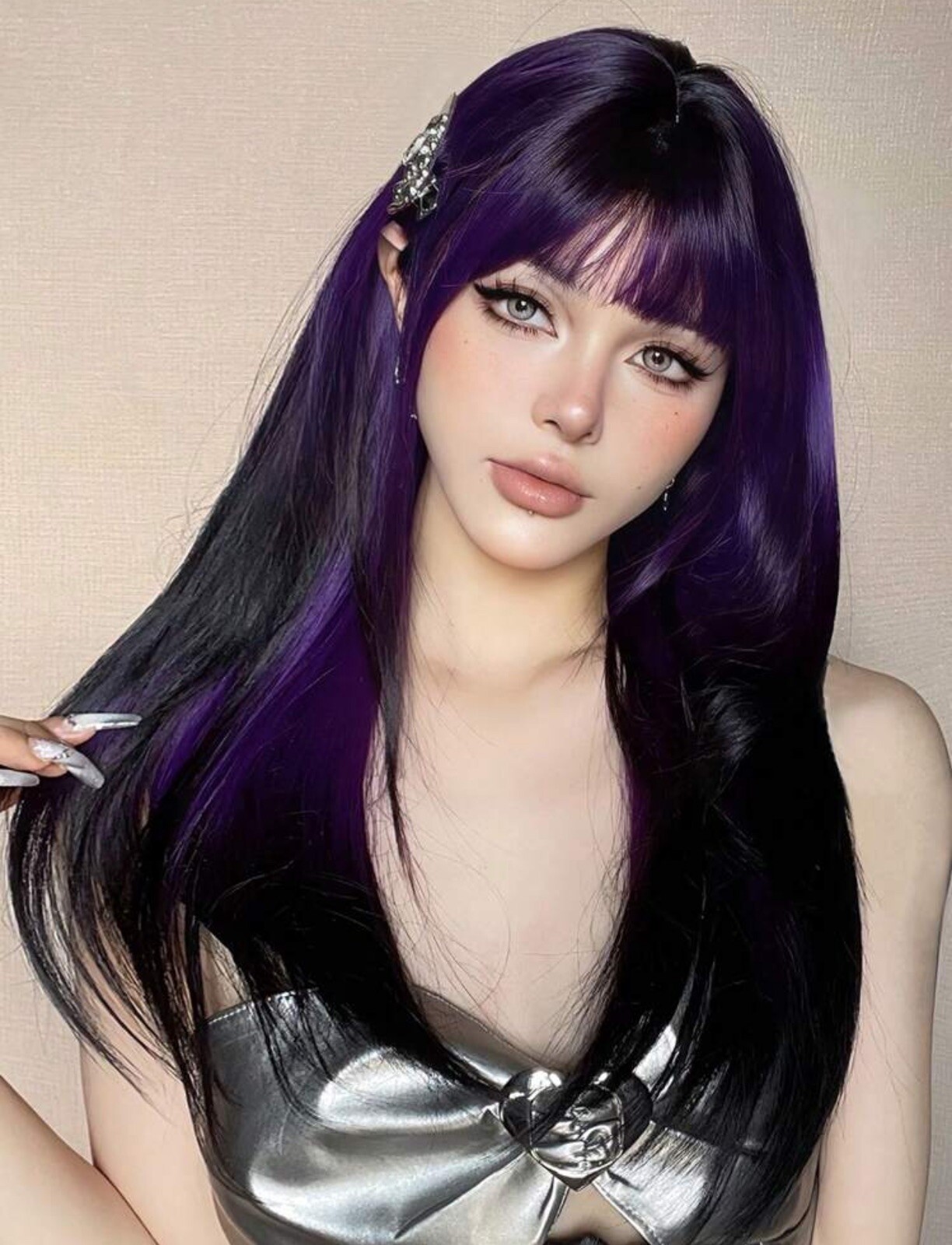 Perruque violette lisse à frange pour vos soirées et cosplay