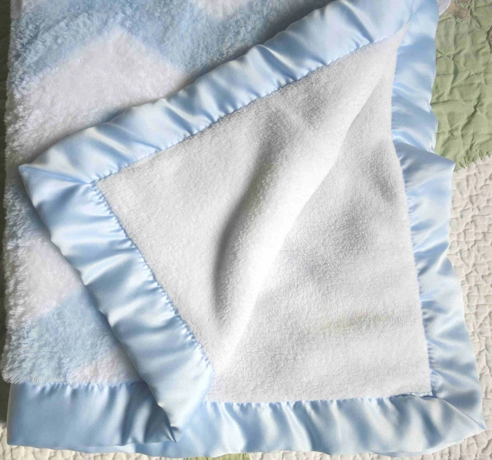 Manta de niño Wendy Bellissimo Chevron ZigZig blanca azul bebé con borde satinado usada en excelente estado Foto 3 de 3