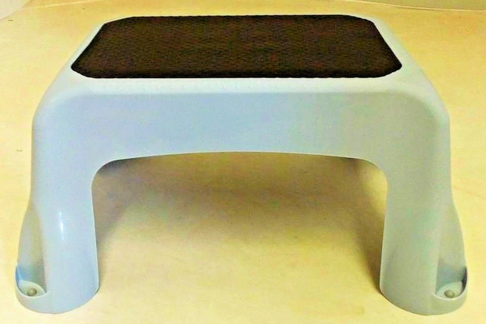 Taburete gris 300 libras de capacidad ligero resistente RUBBERMAID 4B40 Foto 2 de 4