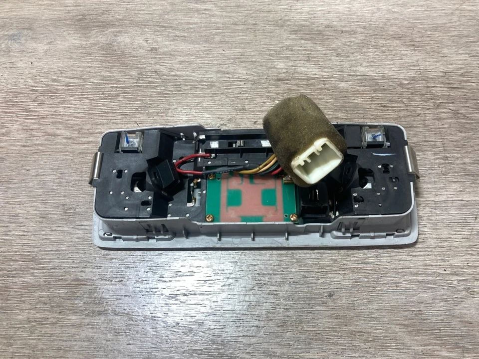 Mazda 6 2005 luz de techo interior con interruptor de control de techo corredizo Foto 4 de 4