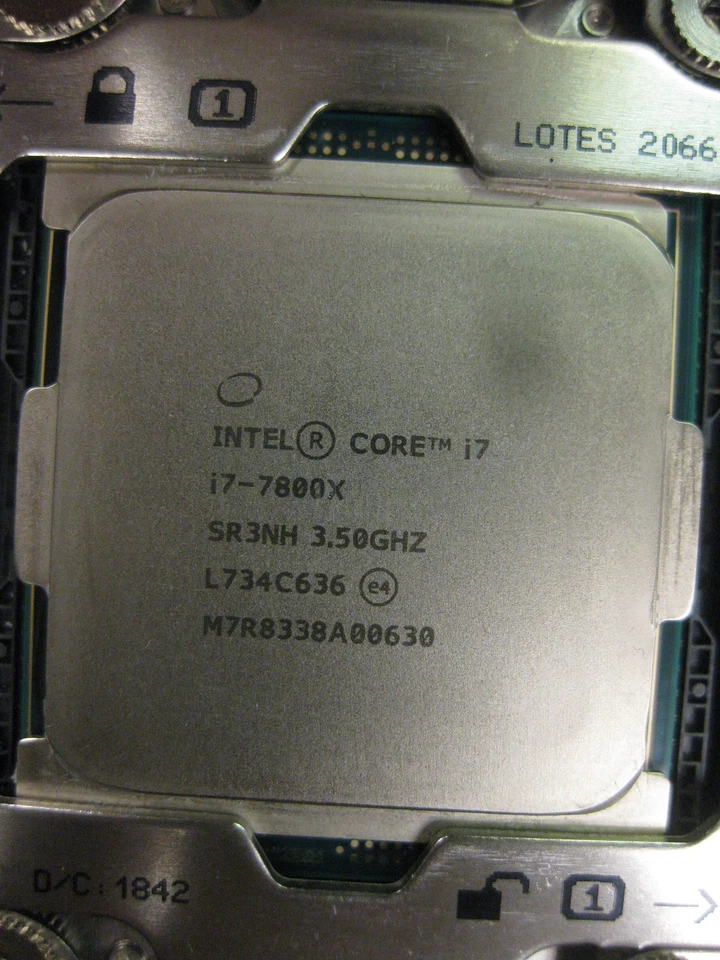 Procesador CPU Intel Core i7-7800X 3,50 GHz 6 núcleos SR3L4 12 hilos LGA 2066 Foto 2 de 4