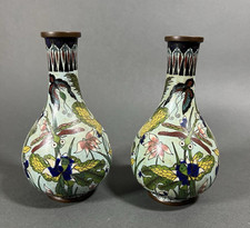 Paar  antike Cloisonn&eacute; Vasen mit Libellen und Frosch-Motiven