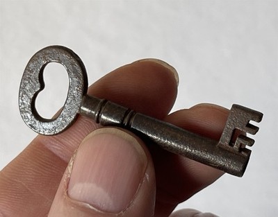 Vintage antiker Metall Skelett / Ornament / Escape Room Schlüssel ~ 5 cm lang #pC1000