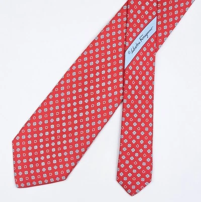 Cravate en soie Salvatore Ferragamo logo Gancini et fleurs sur rouge - Photo 1/4