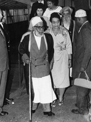 Sultan Zanzibar Sir Khalifa Bin Harub Arriving Wife Tilbury Aboard Ss 1960 PHOTO