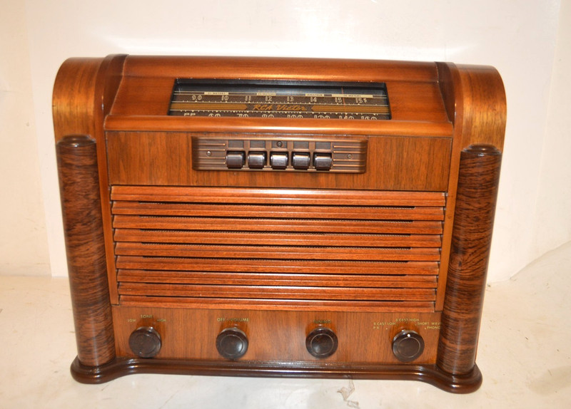 BEAUTIFUL AND MINT COMPLETELY RESTORED 1941 RCA VICTOR MODEL 28X RADIO RECEIVER
