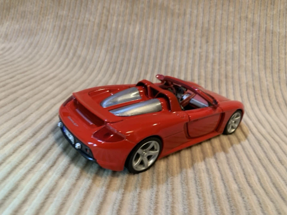 Coche modelo Porsche Carrera GT Roadster escala 1/24 Motormax:73305 rojo Foto 4 de 4