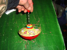 Toysmith Tin Toy Top Farm Animals Great Shape  Colors metal  plastic