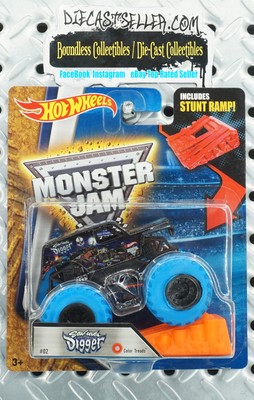 HOT WHEELS 2016 MONSTER JAM TRUCK SON UVA DIGGER COLOR TREADS STUNT RAMP NIP