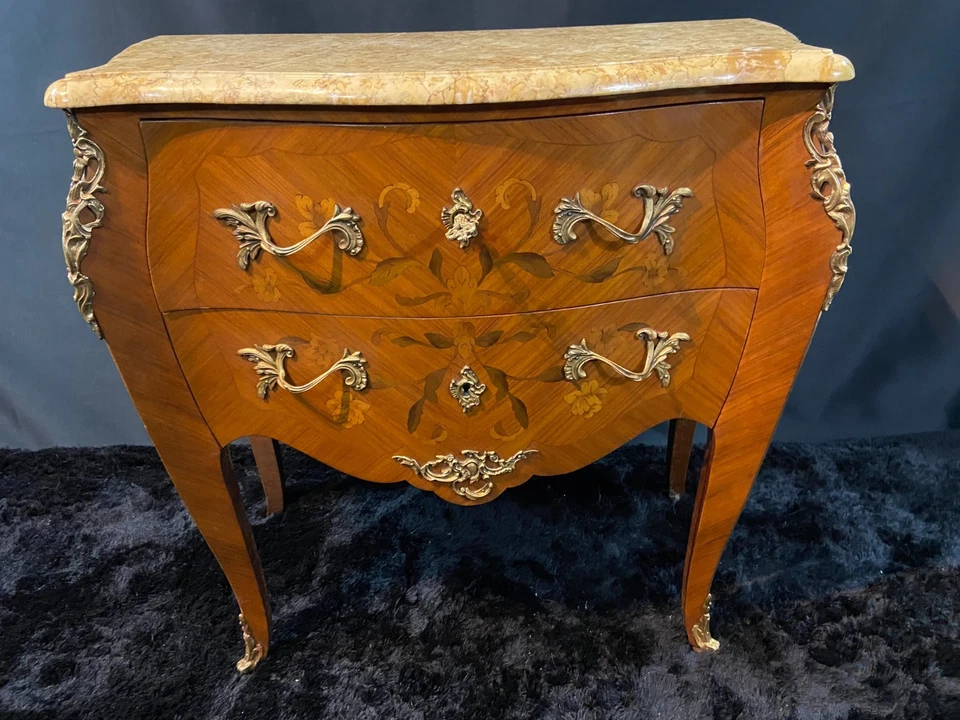 Petite commode toutes faces galbées à décor marqueté et bronze style Louis XV - Photo 2/4