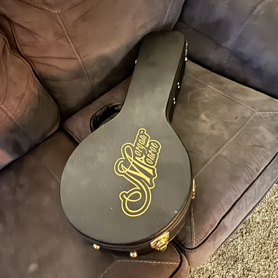 完好 Morgan Monroe Rocky Top 原声曼陀林硬壳原件盒 — 第 3/4 张图片