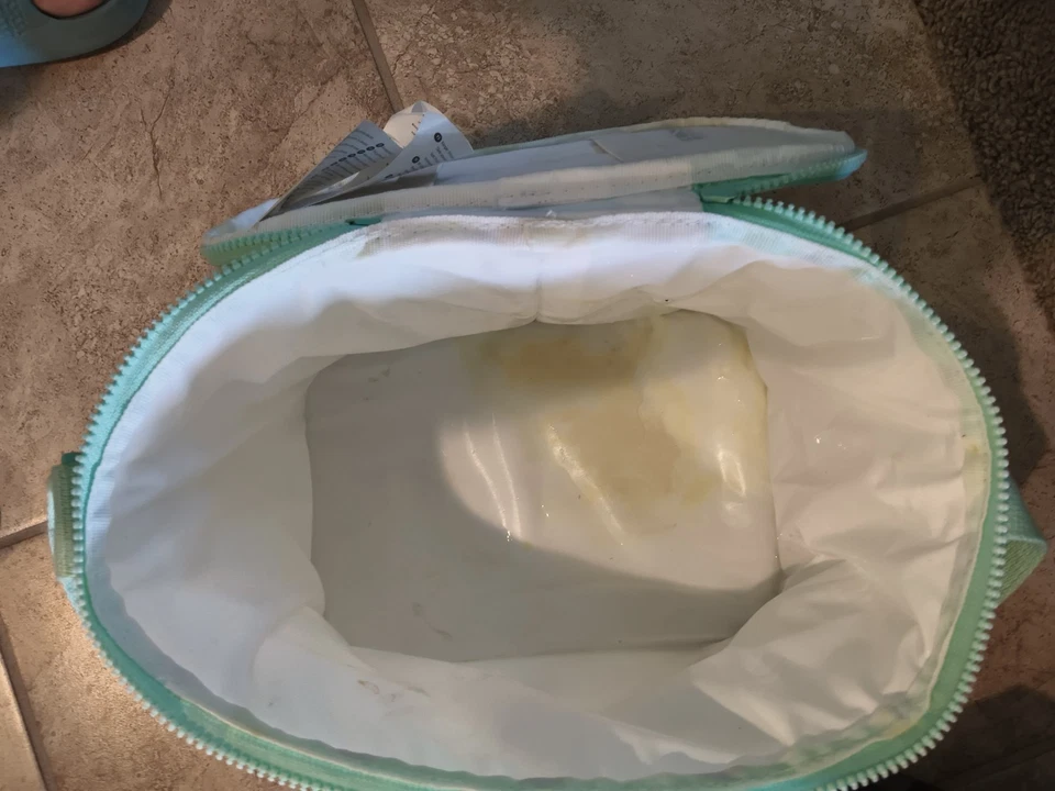 Bolso refrigerador IKEA azul y blanco con asa de transporte y correa ajustable para el hombro Foto 2 de 2